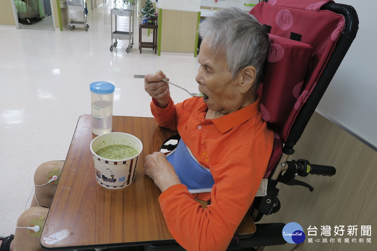 失智阿嬷生活功能退化靠人餵食 借著體感訓練竟回復到可以自行吃飯