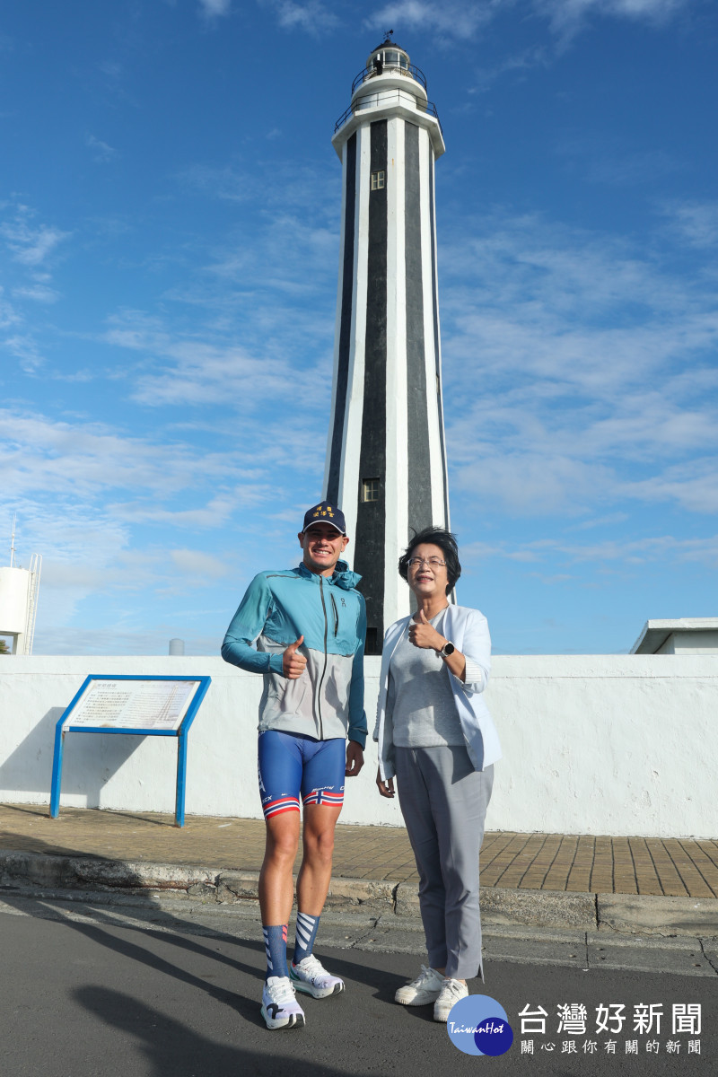 王惠美縣長與伊登推薦「芳苑燈塔」。圖／彰化縣政府提供<br /><br /> <br /><br /> 