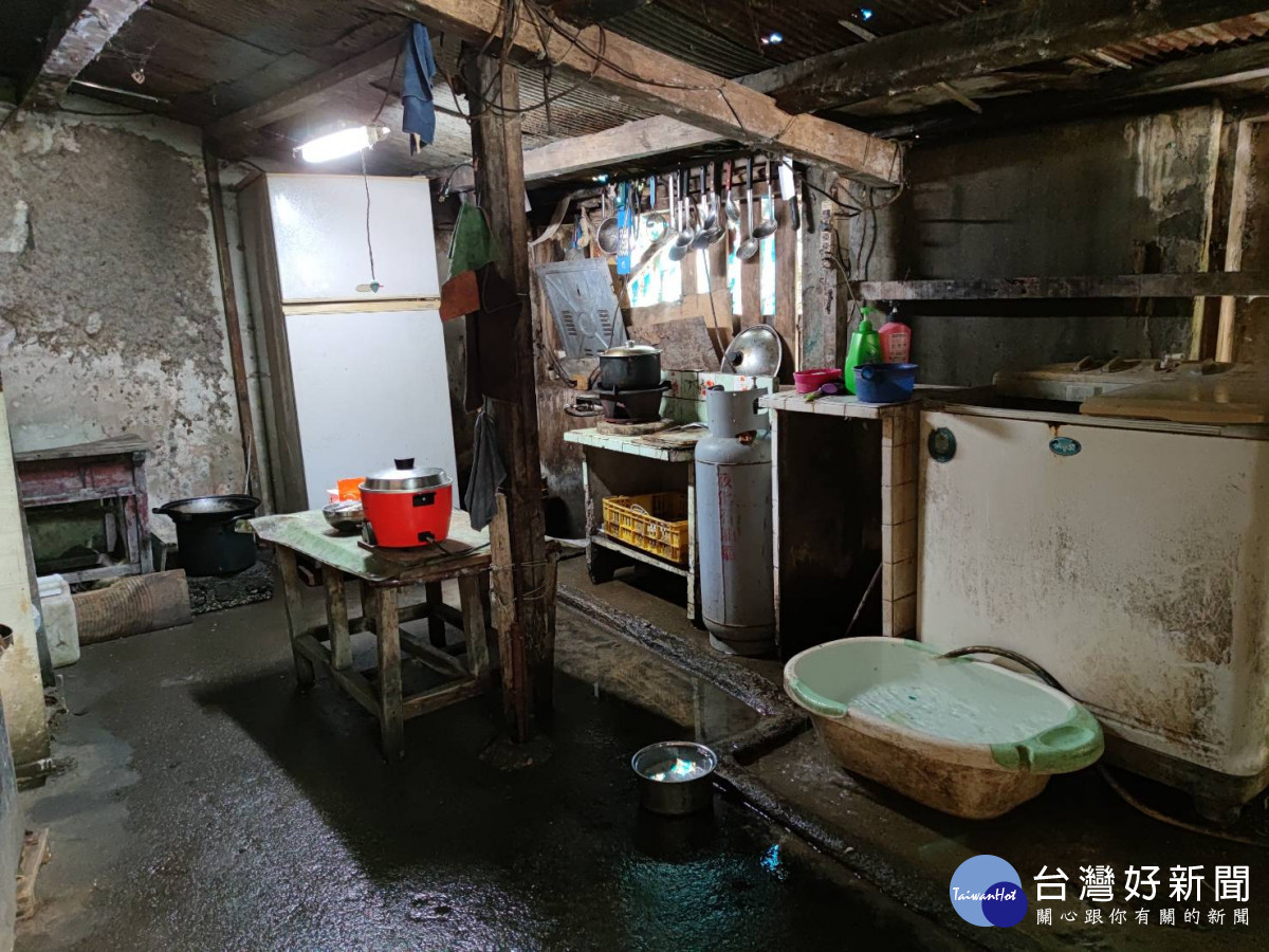 小歐(化名)和家人大多數時候都洗山泉冷水澡(台灣世界展望會提供)