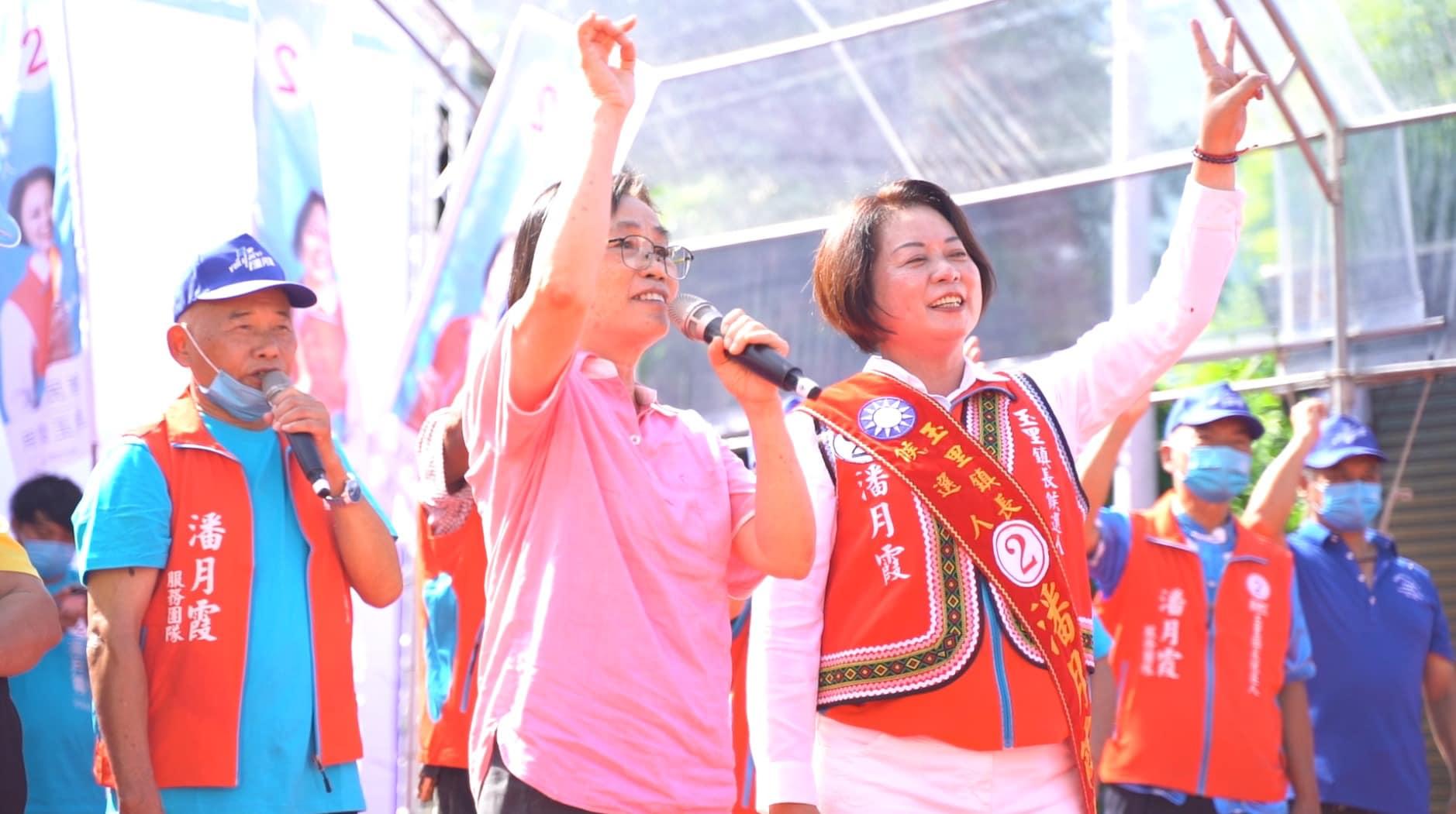 花蓮縣副議長潘月霞(右一)涉詐助理費,與女兒同遭羈押禁見。翻攝潘月霞臉書