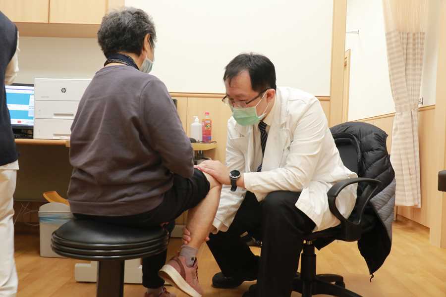 張景翔醫師(右)檢查林阿婆膝關節情形,治療後大幅改善。