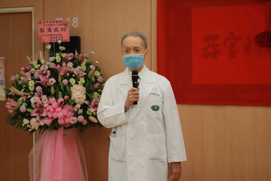 林俊龍執行長讚歎醫療的不思議,透過內外科的合作才能完成器官移植,延續生命。