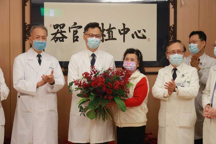 病友會會長黃阿燕(右二)代表病友獻花,感謝鄭紹彬(左二)與團隊的努力。