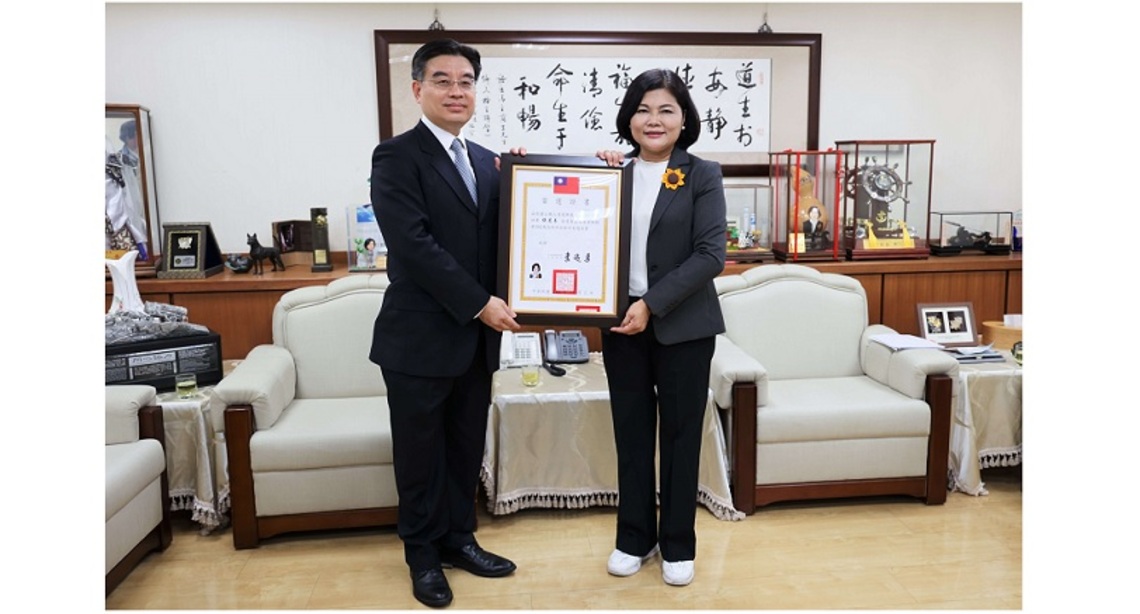 中選會頒發張麗善縣長當選證書