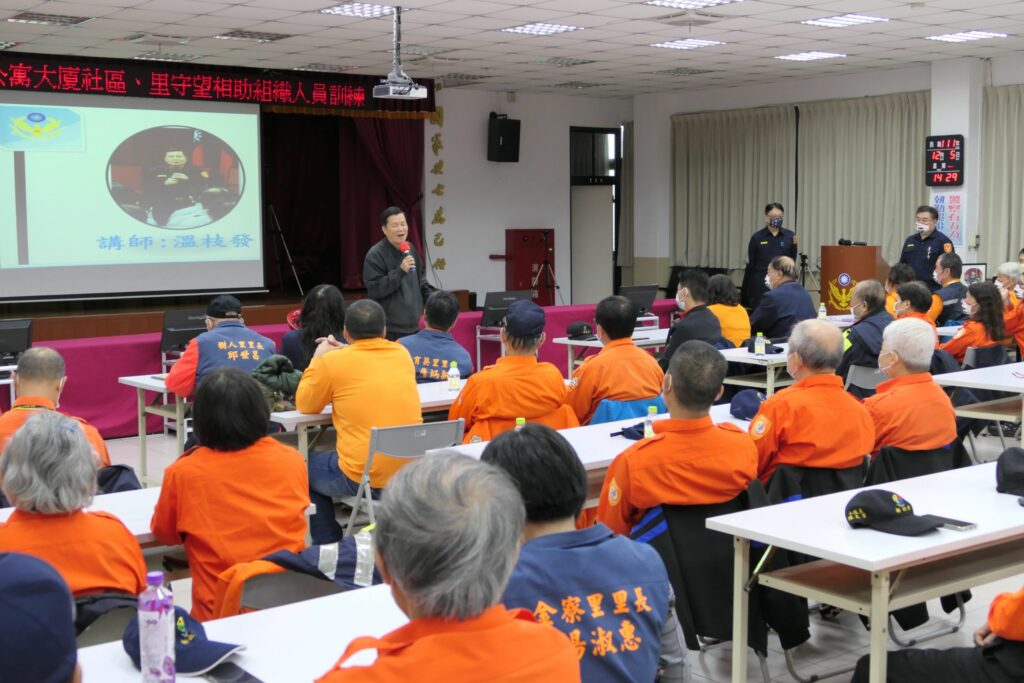 新北警局甫退休前副局長溫枝發擔任講師,親臨講授「創造自己的價值、價值自己創造的」課程