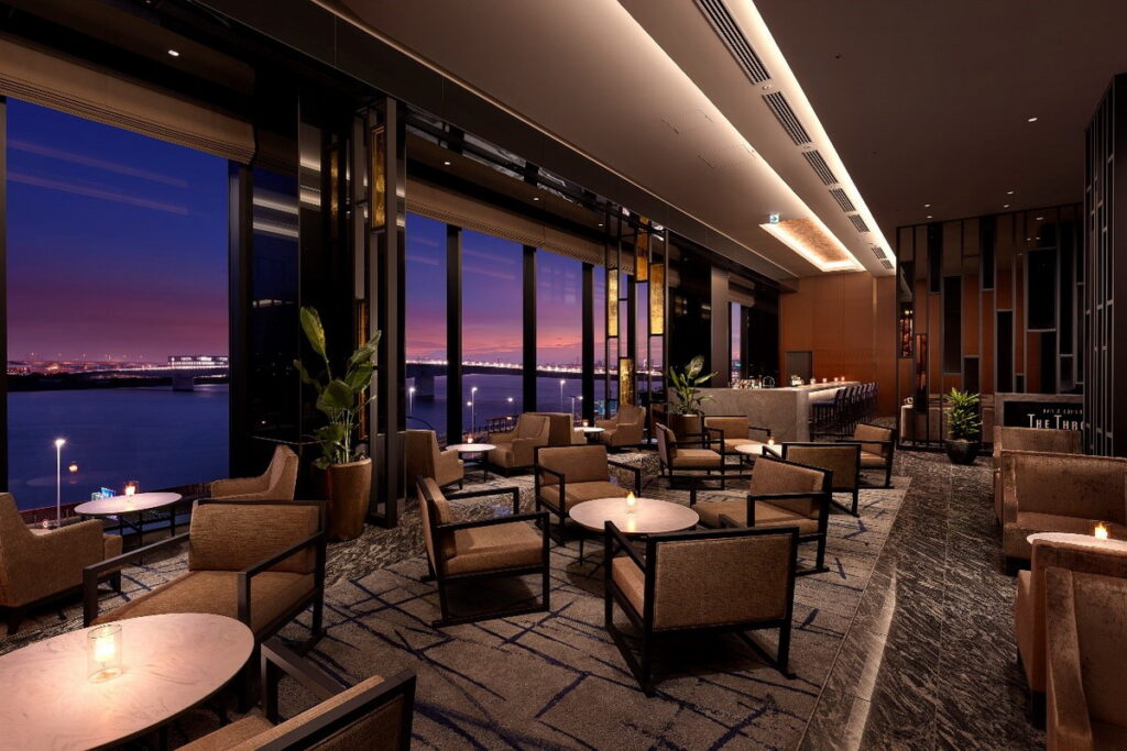 「BAR&LOUNGE THE THRONE」河景夜景優美的酒吧，提供旅客愜意享受美酒的悠閒時光。（照片來源：ⒸSumitomo Fudosan Villa Fontaine Co., Ltd.）
