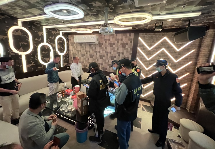 ▲ 苗警針對舞廳、酒店、KTV等治安熱點臨檢取締，實施威力掃蕩 (圖/苗栗縣警察局 提供)