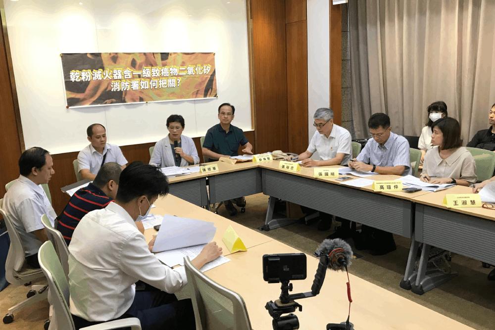 滅火器乾粉含一級致癌物 監委糾正消防署 民團將告發違法廠商 20 滅火器含一級致癌物記者會
