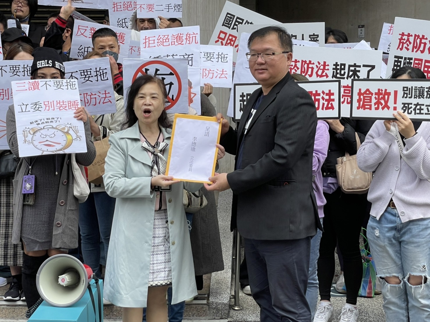 逾八成民眾支持本會期修完《菸防法》200人怒吹求生哨響徹立法院 16 S 61087991
