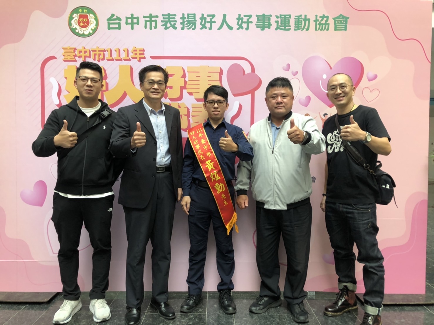 中市警第六分局市政派出所警員黃炫勳獲頒警消類好人好事代表殊榮,臺中市副市長陳子敬親自頒發當選證書及獎座。(圖/記者謝榮浤翻攝)