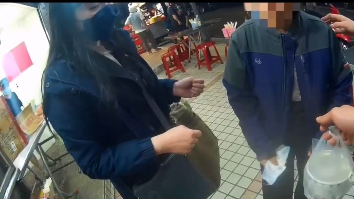 熱心民眾購買熱食供迷途婦人食用。(記者宋紹誠翻攝)