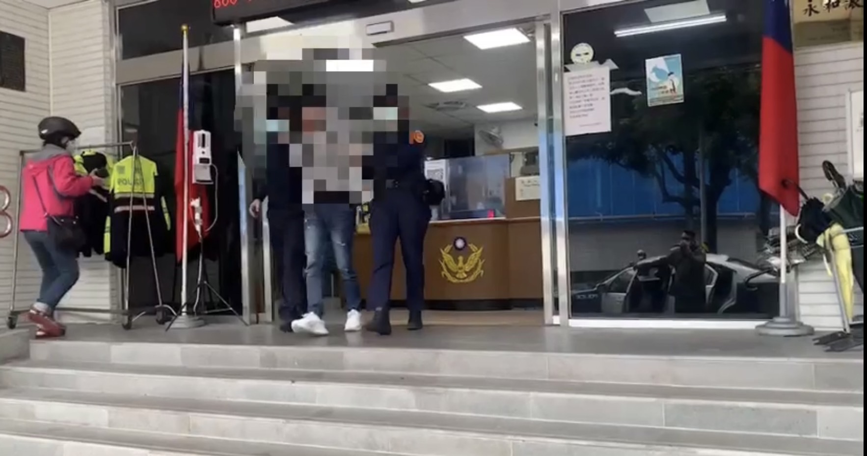 永和警逮捕詐騙犯嫌。(記者徐煜勝翻攝)