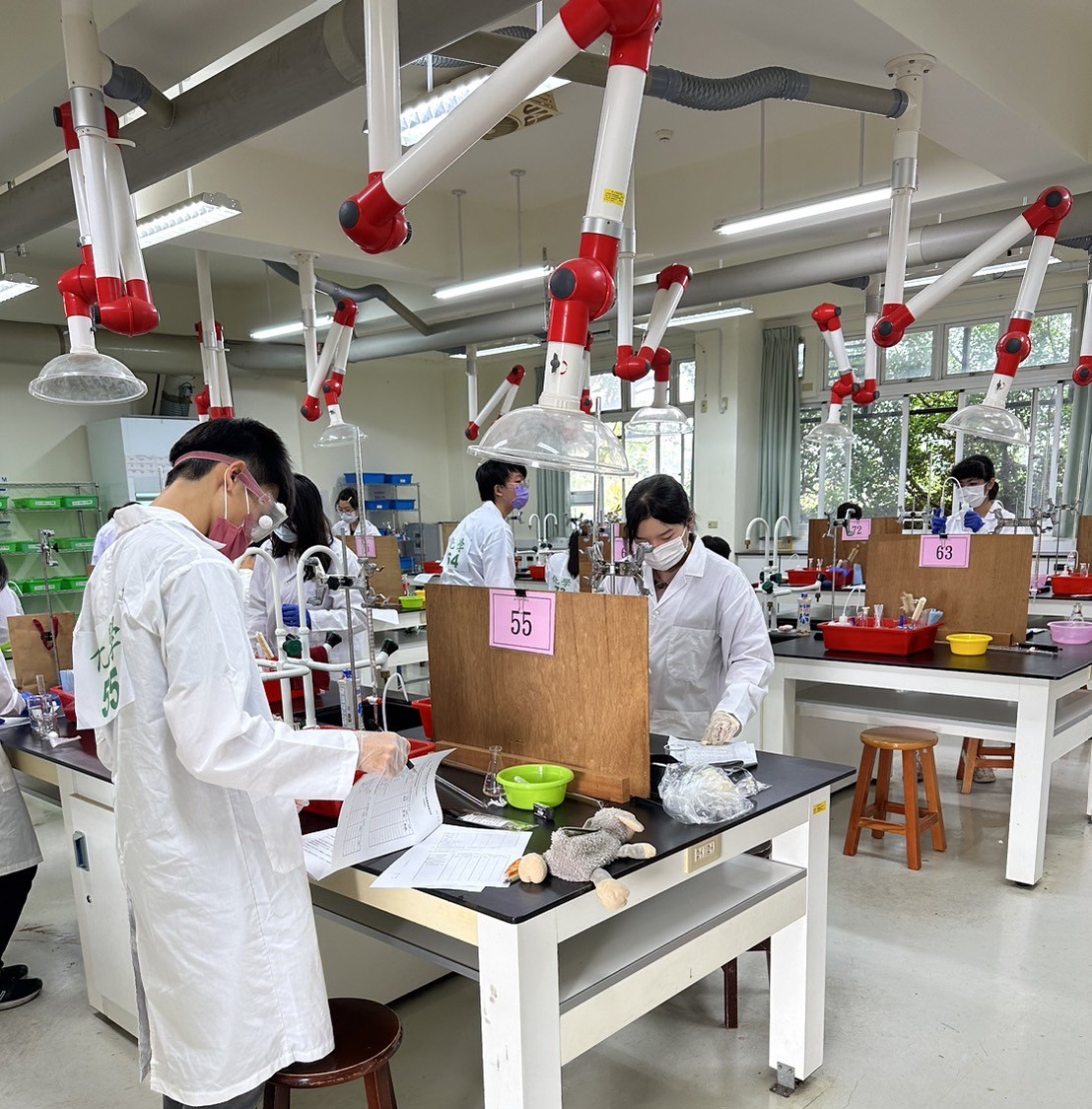 111學年度普通型高級中等學校數理及資訊學科能力競賽 展現學生理論實作技巧