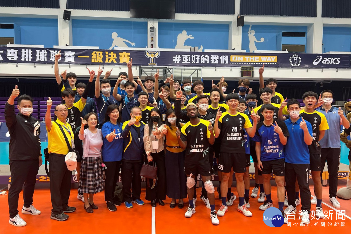 -中原男排勇奪大專排球聯賽公開一級男子組冠軍!教練陳克舟(右一)與隊員歡欣鼓舞!