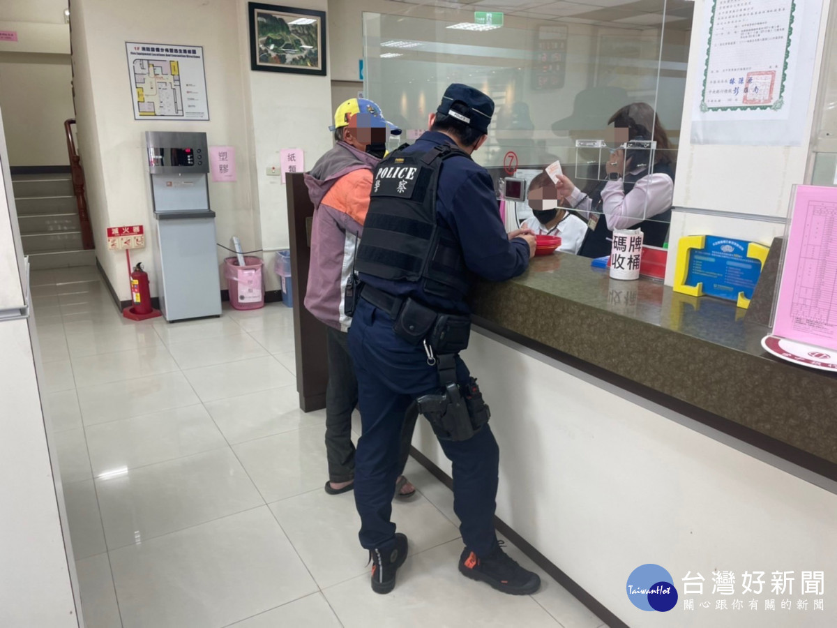 7旬翁遇愛情謊言，暖警勸阻險情財兩失。<br /><br /> <br /><br /> 