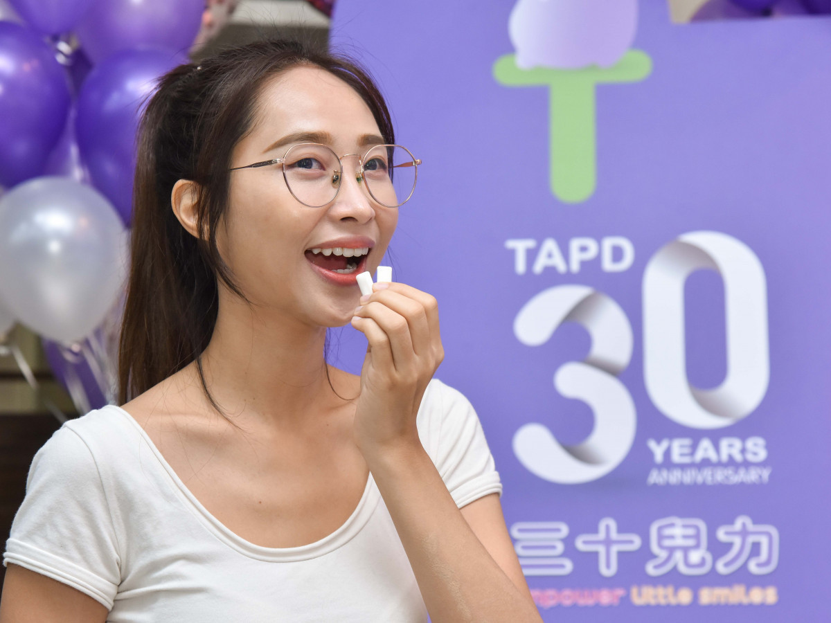 兒童牙科醫學會建議,餐後可咀嚼無糖口香糖20分鐘,幫助刺激唾液大量分泌以中和口中酸性,降低齲齒風險。(圖/兒童牙科醫學會提供)