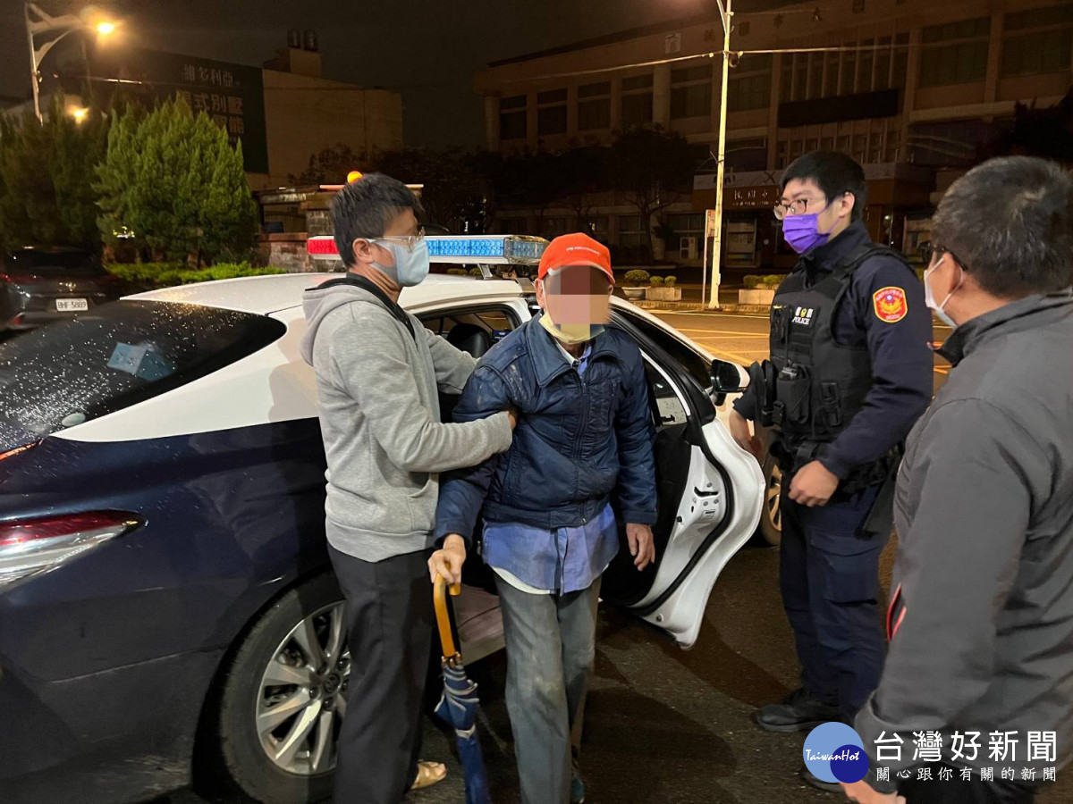 9旬老翁外出散步迷途，大園警迅速尋獲助返家。