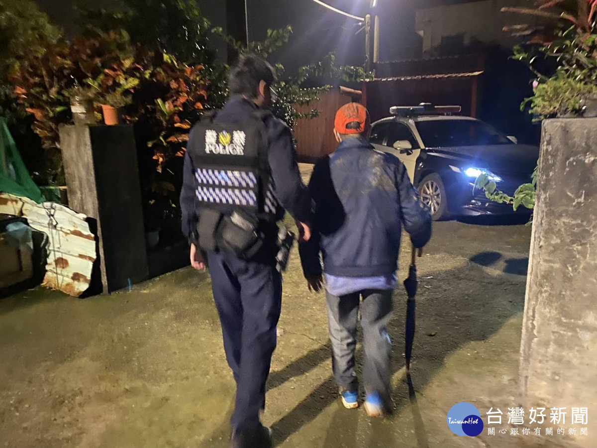 9旬老翁外出散步迷途,大園警迅速尋獲助返家。