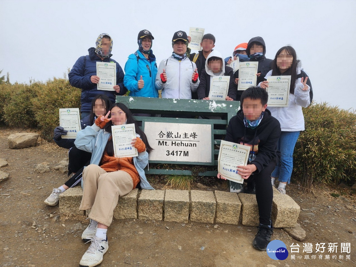 同學完成壯舉領到登頂證書。(南投縣聯絡處提供)