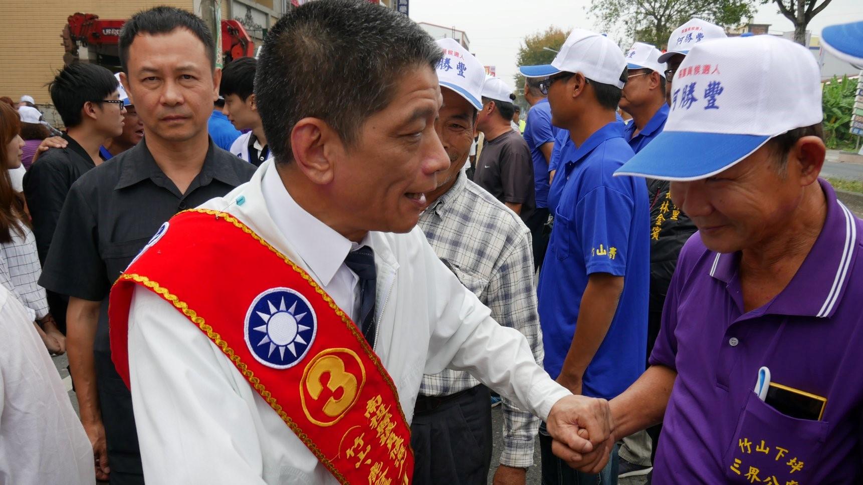 南投縣議會議長何勝豐(左)碩士論文疑涉抄襲,亞洲大學學倫會議認定抄襲,將撤銷學位。翻攝何勝豐臉書