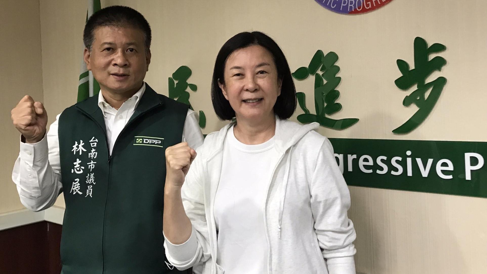 台南市議會民進黨團推選邱莉莉(右)、林志展參選正副議長。辛啓松攝