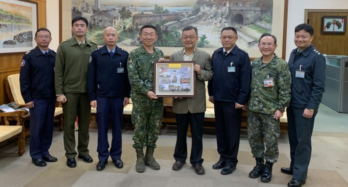 澎防部指揮官劉協慶率防區主官拜會縣府 感謝賴峰偉支持國軍防衛任務