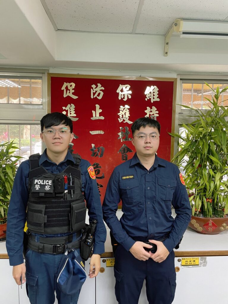同德派出所暖警潘彥瑋(右)及陳宣宇(左)。