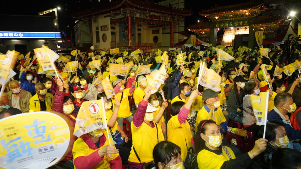 黃敏惠也在晚間7點,來到嘉義市西區的五顯帝廟,舉辦「感謝有您‧幸福+1」晚會