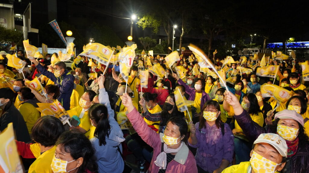 黃敏惠也在晚間7點,來到嘉義市西區的五顯帝廟,舉辦「感謝有您‧幸福+1」晚會