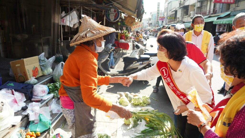 敏惠赴北興市場掃街拜票,親自向民眾懇託。