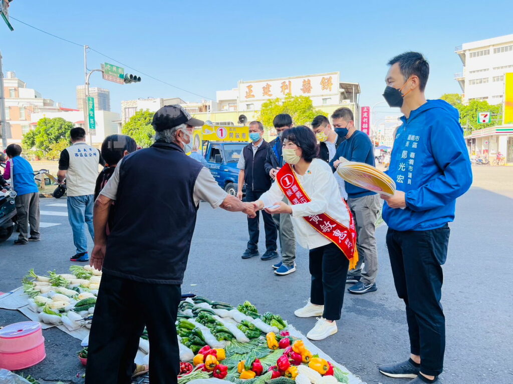 敏惠赴北興市場掃街拜票,親自向民眾懇託。