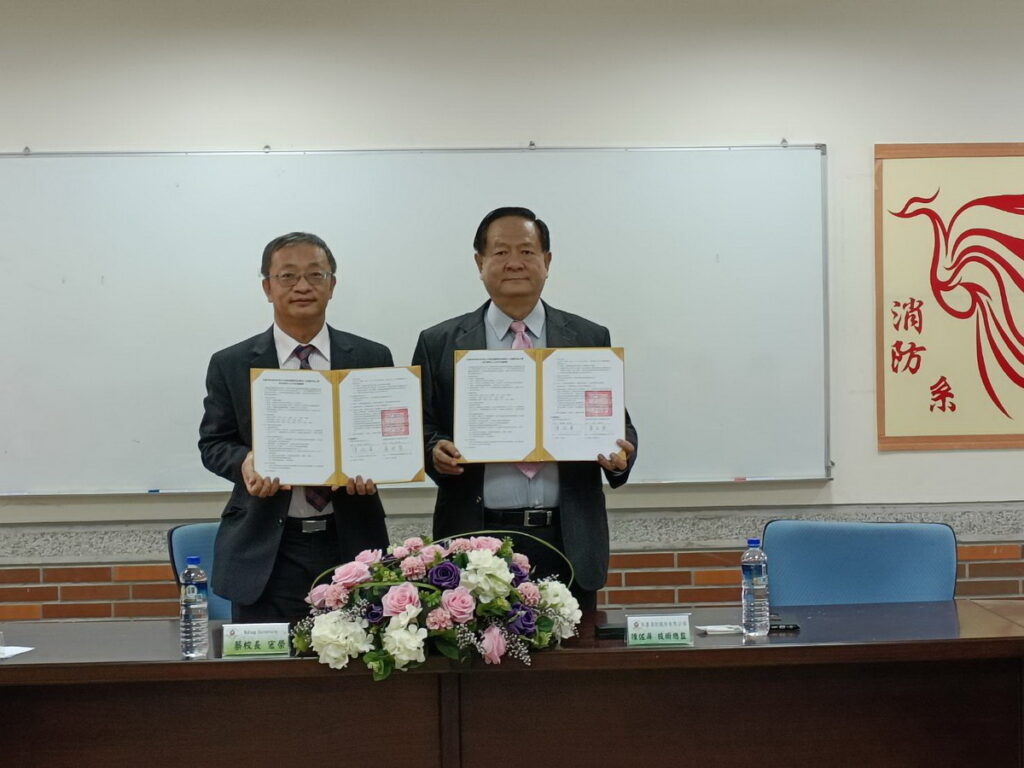 圖文說明:吳鳳科大蔡校長宏榮(左)、禾康消防公司陳技術總監左屏(右)簽約儀式