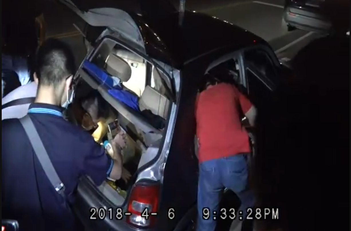 ▲中市刑警大隊攔查嫌犯座車,逮捕擁槍自重的何姓犯嫌 (圖/台中市警察局 提供)