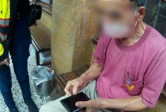 ▲盧翁向員警說明自己參加LINE投資股票群組的過程 (圖/台中市警察局 提供)