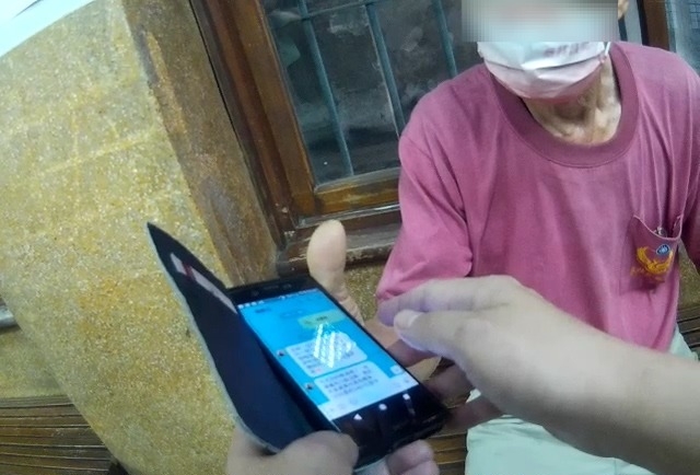 ▲員警檢視該投資LINE群組訊息後,向盧翁解釋這是「假投資」詐騙老梗 (圖/台中市警察局 提供)