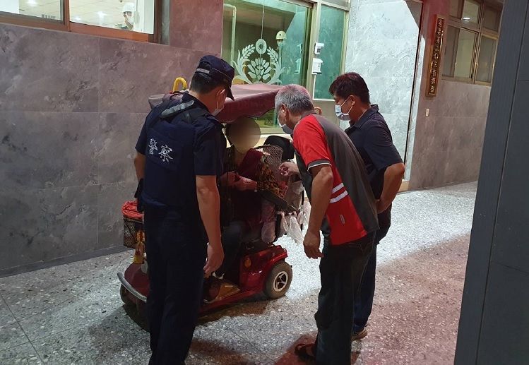 ▲員警以里長口罩宣傳品為線索,幫阿嬤找到家 (圖/台中市警察局 提供)