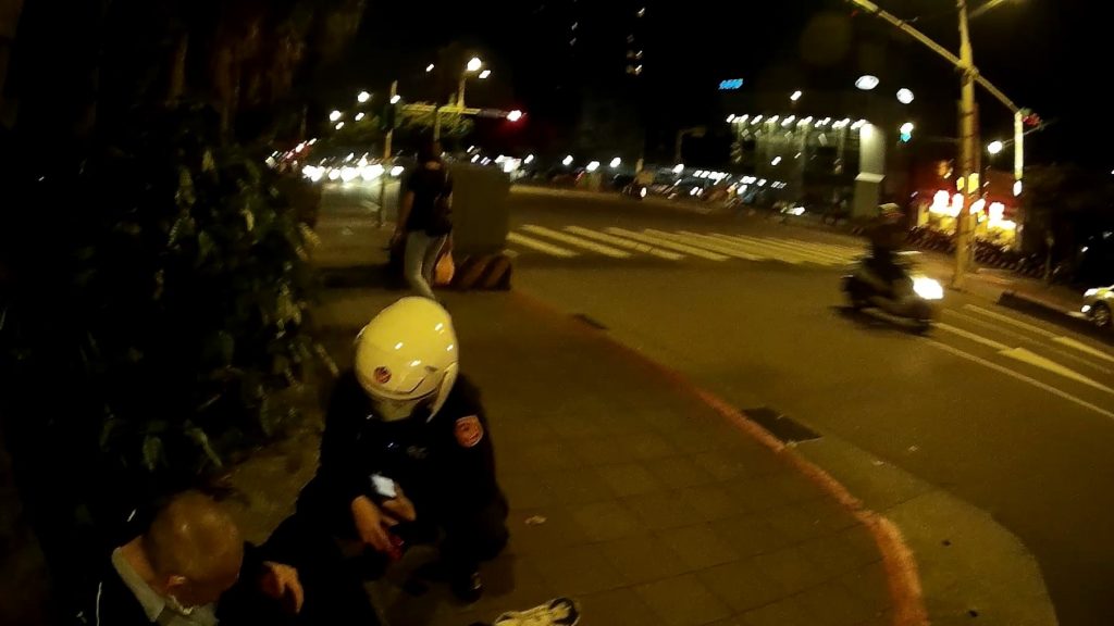 老翁因身體不適癱坐於馬路旁,經上前關懷詢問。
