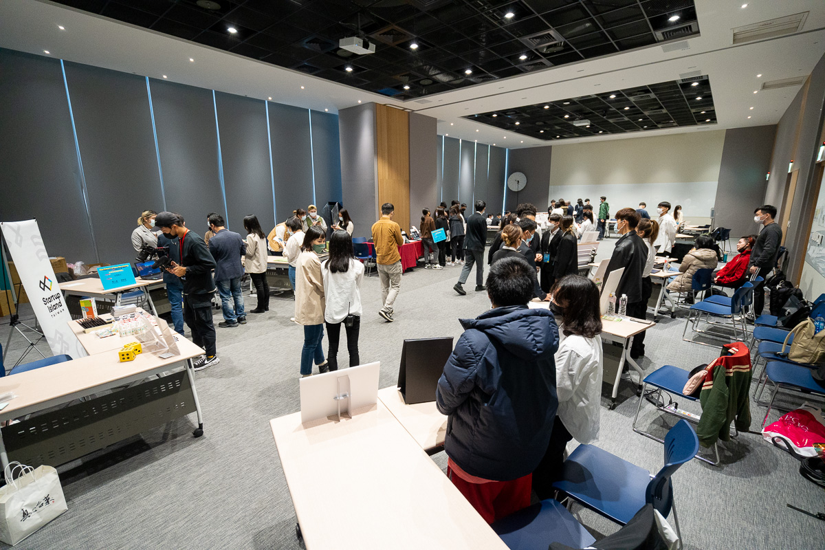 首屆17直播創新技術大賽結果出爐 國發會、AWS鼓勵創新加碼再掀高潮 15 新聞照片 現場近百位學子腦力激盪,不少隊伍提出以肢體互動結合AR、VR功能概念,為直播間增添新玩法(17LIVE 提供)