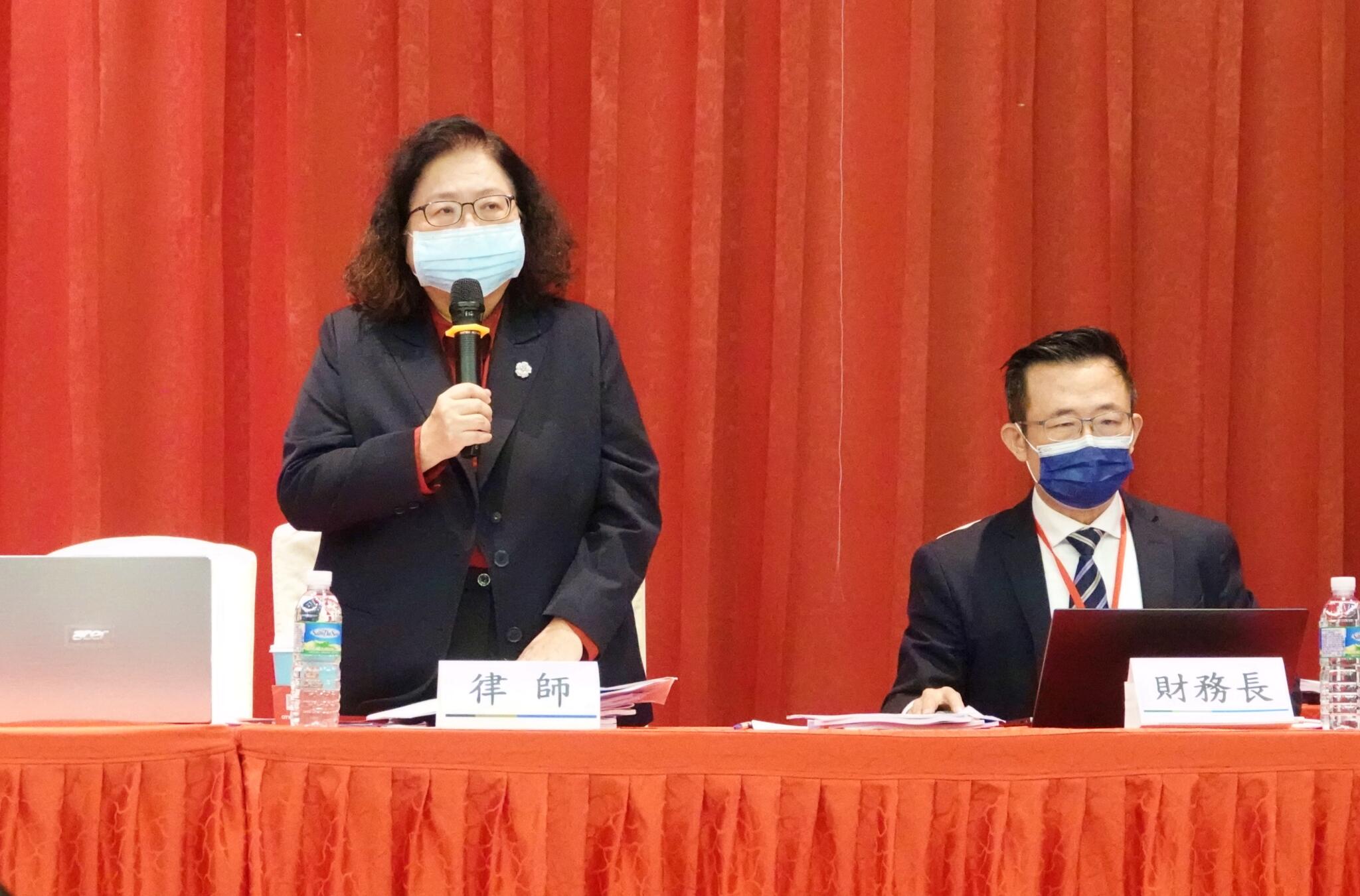 台開順利召開111年股東常會 財報「極具積極性指標意義」送交股東會提請承認 20 左一陳錦旋律師 右一台開財務長黃茂基