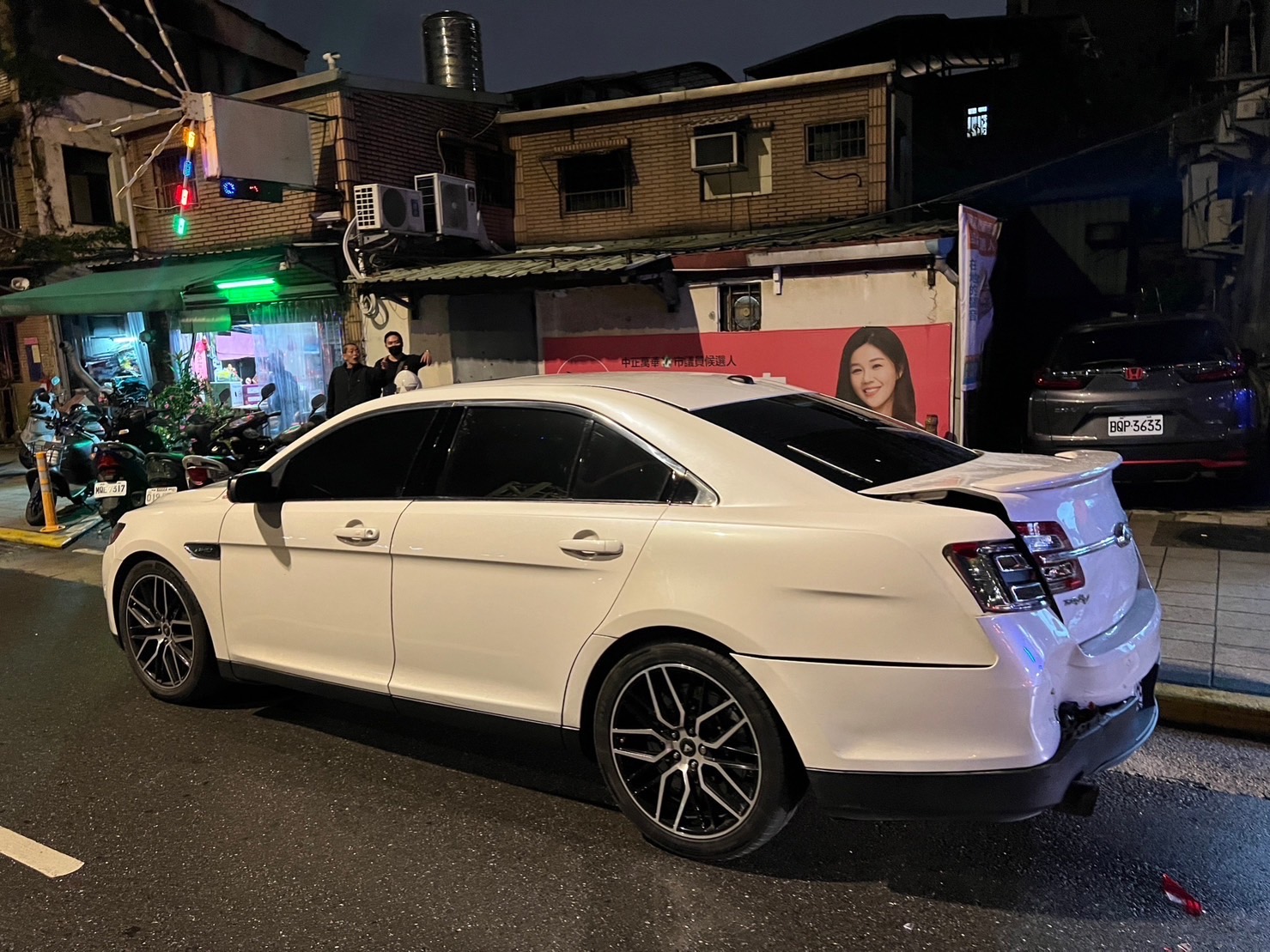 林男將車輛停妥在路邊遭撞。(記者徐煜勝翻攝)