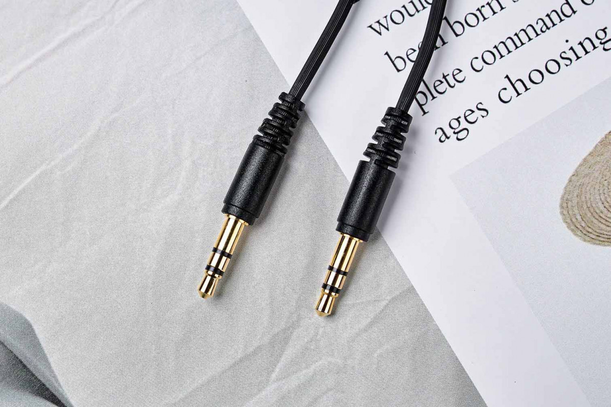 附搭的 3.5 mm 傳輸耳機線材,兩側端子部分都採用鍍金設計,藉此提升傳輸穩定度,而 Q45 本體也通過雙重 Hi-Res Audio 高解析音質認證,無論是有線傳輸,或是藍牙無線傳輸都能帶給用戶最好的聆聽體驗,特別是藍牙傳輸採用目前最高音質格式 LDAC,相比 SBC 傳輸方式多出 3 倍傳輸量,聲音細節更加豐富,當然追求最極致的高音質感受,用戶也可採用有線連接訊源的方式,充分體驗到 Q45 雙層振膜驅動單體的音效威力。