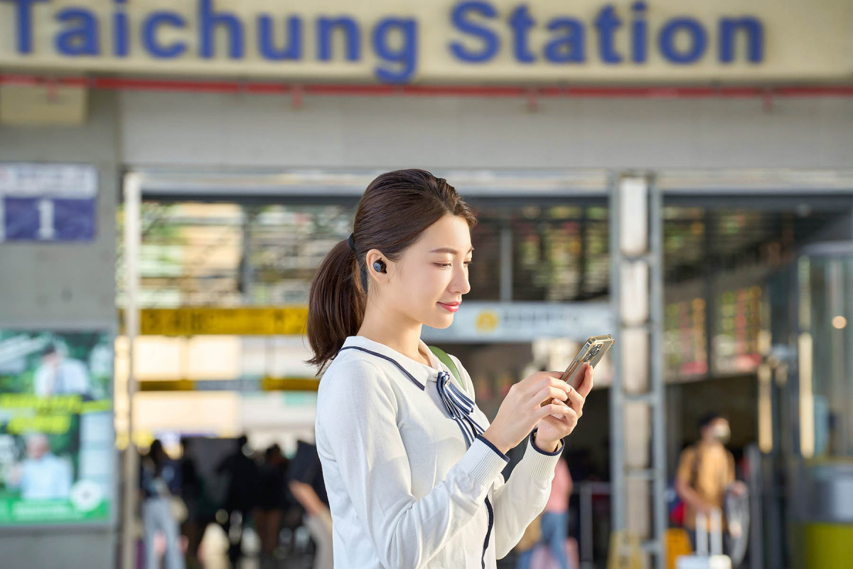 煩「噪」一:月台等車卻需要聯繫公事,人來人往,聲音吵雜。