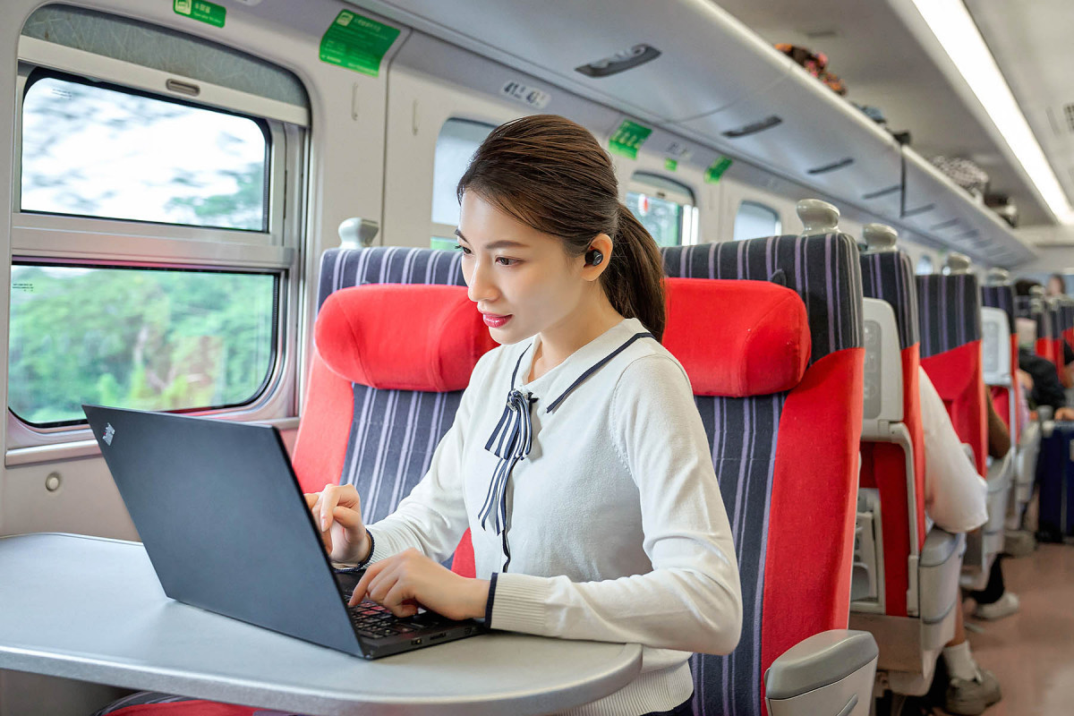 煩「噪」二:搭車途中臨時需要討論公事,耳機續航撐得住嗎?