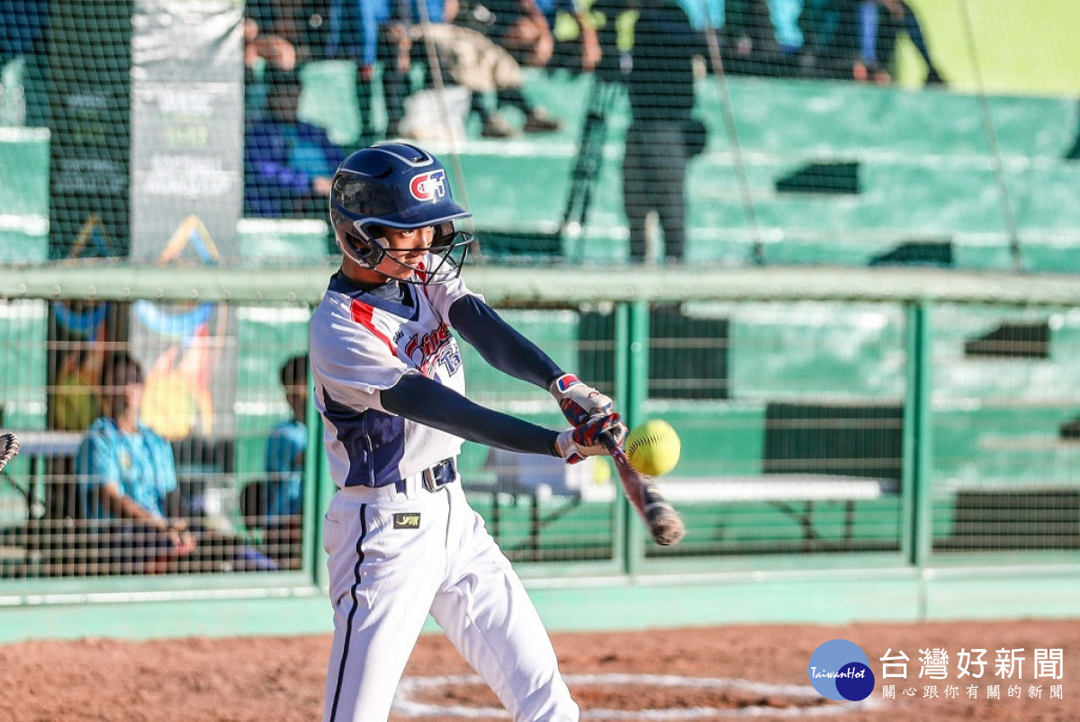 中華小將打擊手感火燙，提前4局以18比0扣倒新加坡。