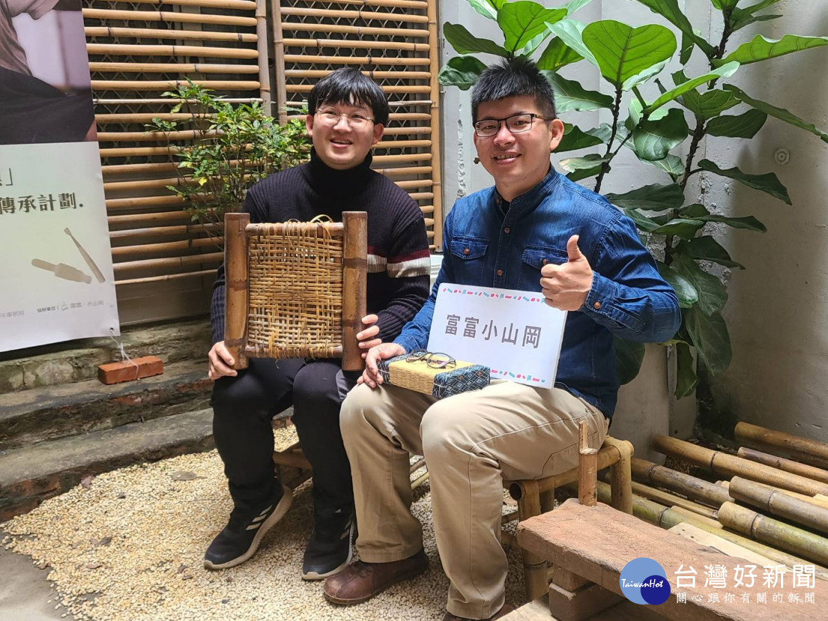 「富岡創生協力隊」將老屋打造為創新基地,團隊成員劉昌飛(右)的手作竹製眼鏡品牌「飛竹眼鏡」也進駐於此,成功將老屋活化。<br /><br /> <br /><br />