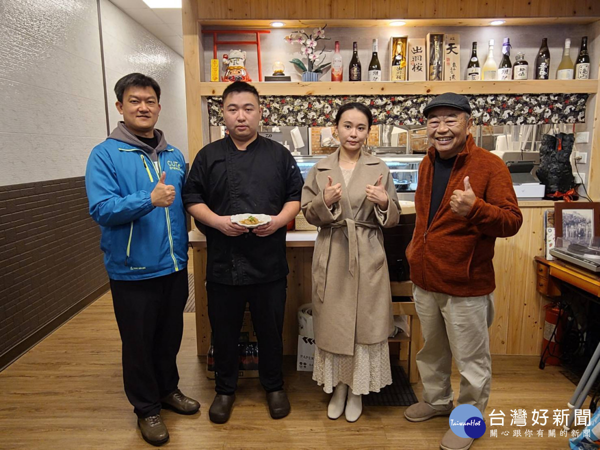 青年局長陳冠穎(右二)與中國科大羅旭壯主任、在地返鄉創業青年呂承翰於「三千里」日式料理餐廳合影。<br /><br /> <br /><br />