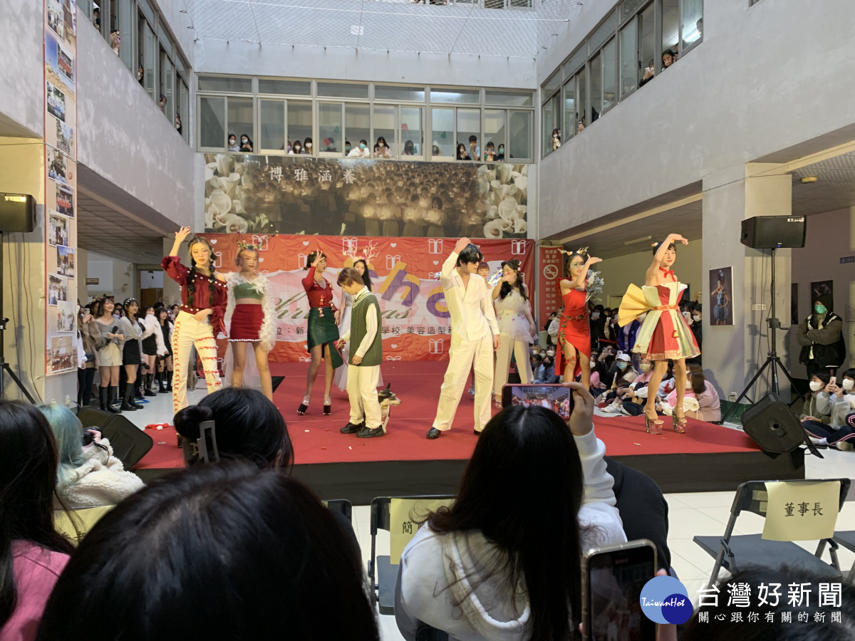 新生醫專耶誕活動 時尚伸展台創意走秀