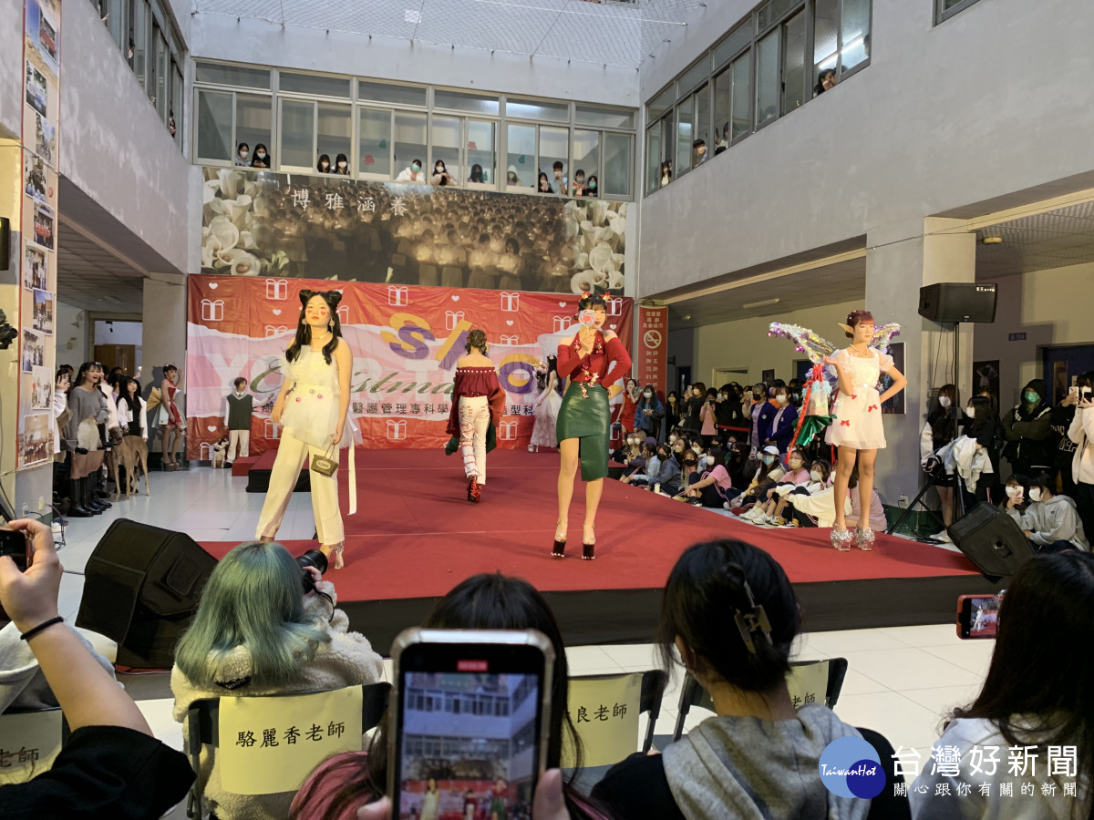 新生醫專耶誕活動 時尚伸展台創意走秀