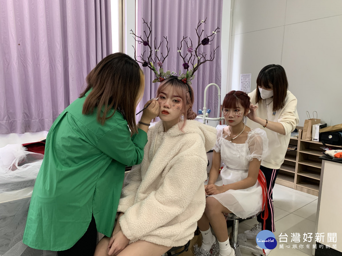 新生醫專耶誕活動 時尚伸展台創意走秀
