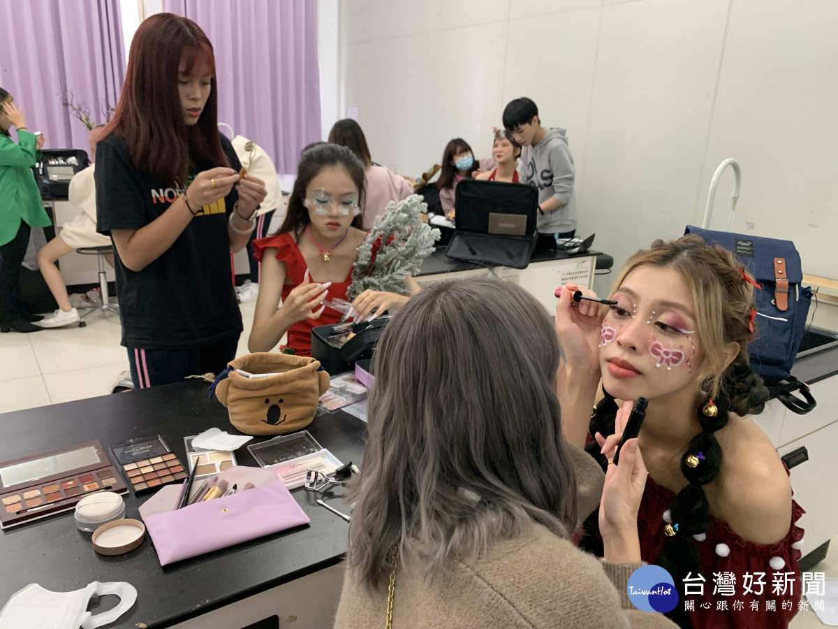 新生醫專耶誕活動 時尚伸展台創意走秀